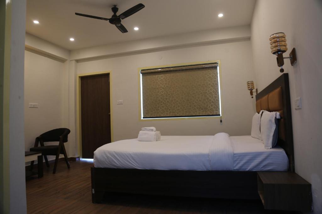 Spacious suite false ceiling detail