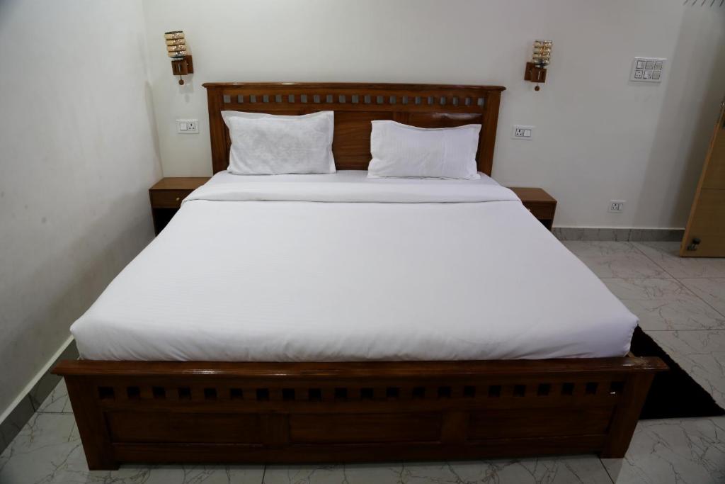 Full size bed with wooden headboard in the apartment