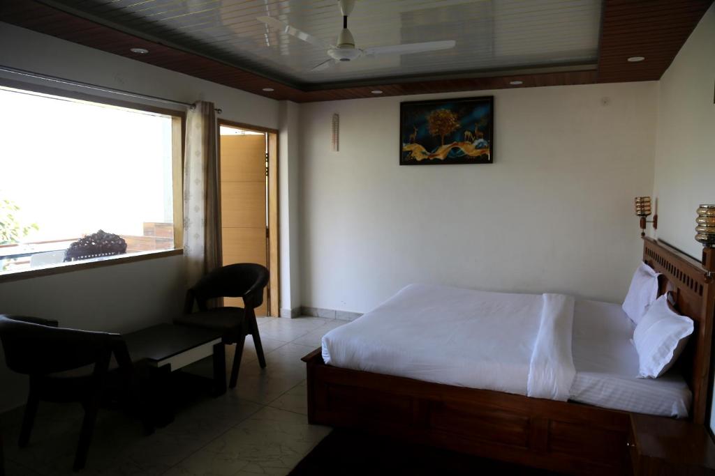 Apartment false ceiling with warm lighting