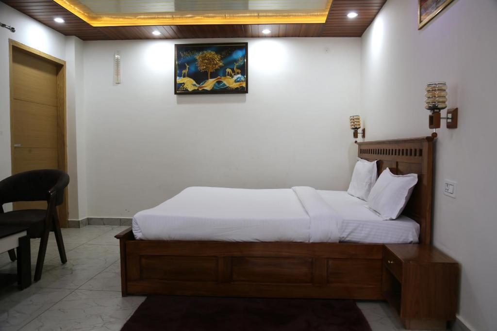 Decorative ceiling panel in the apartment