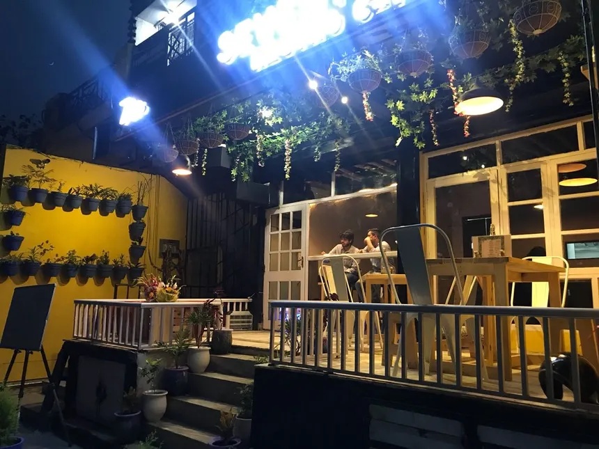 Market and cafe stops near Chamba